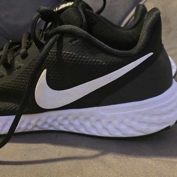 Nike Revolution Men's Black and White Athletic Shoes - Picture 9 of 16